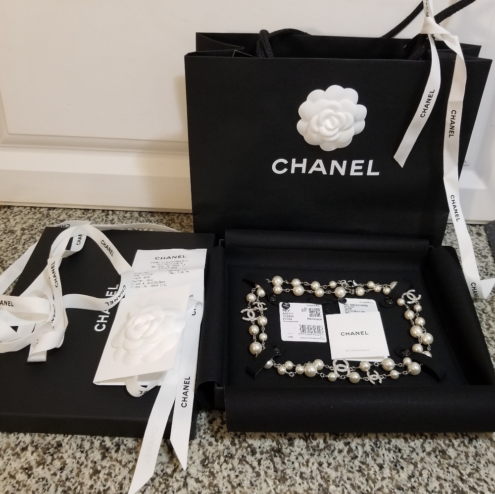 HOSTPICK!! CHANEL PEARL & 5 STRASS CC NECKLACE